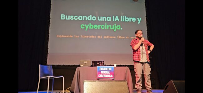 Matías Bordone en el escenario dando la presentación